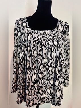Rafaella Women’s blouse Black & White Leopard Print Square Neck.  Size Large.